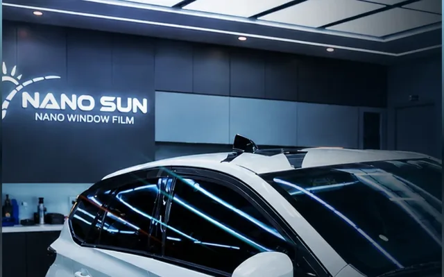Xe dán phim cách nhiệt Nano Sun trong xưởng thi công của TC Auto