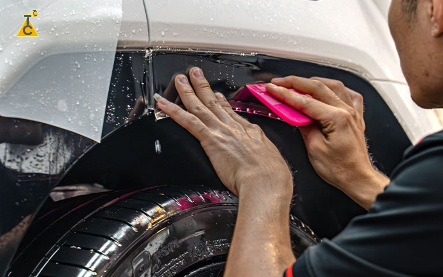 Sử dụng gạt phim để đẩy dung dịch và bọt khí ra ngoài