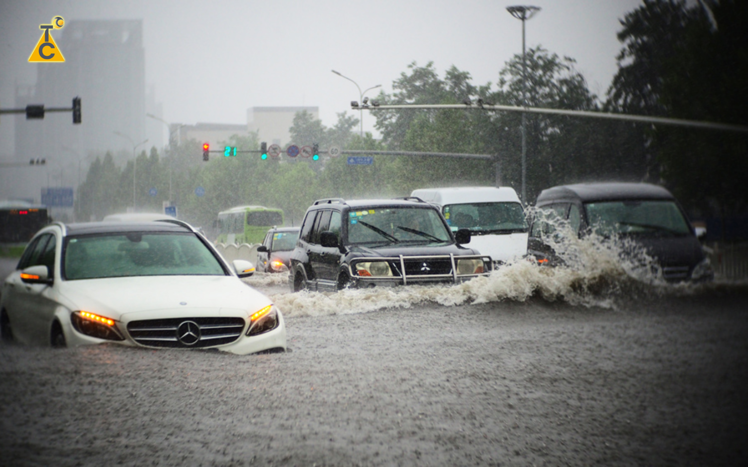 Ô tô bị ngập nước trong mùa mưa bão