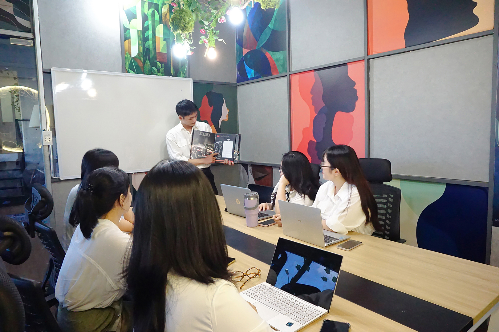 Phân Phối Sản Phẩm Ô Tô