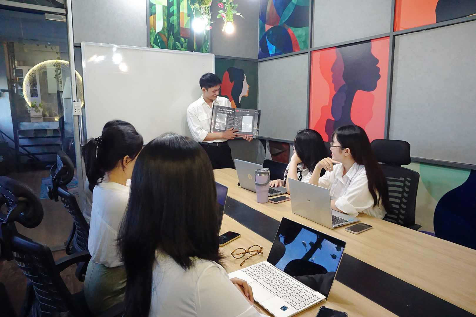 Phân Phối Sản Phẩm Ô Tô