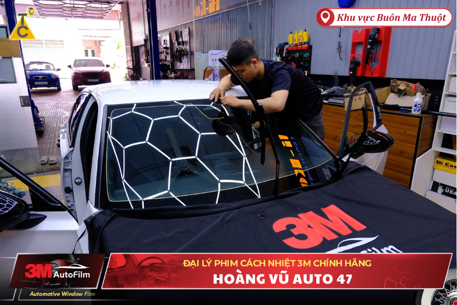 Dán phim 3M Crystalline cho kính lái của Honda Civic 2025