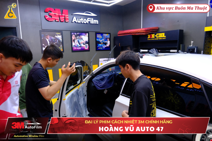 Đội ngũ kỹ thuật viên tại đại lý Hoàng Vũ Auto được đào tạo chuyên sâu