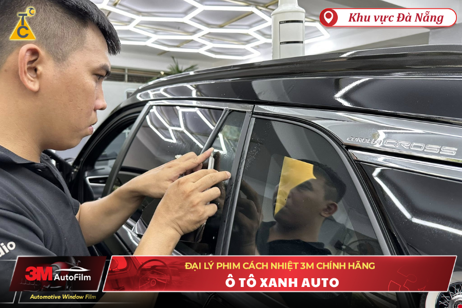 Quy trình dán phim được thực hiện tỉ mỉ