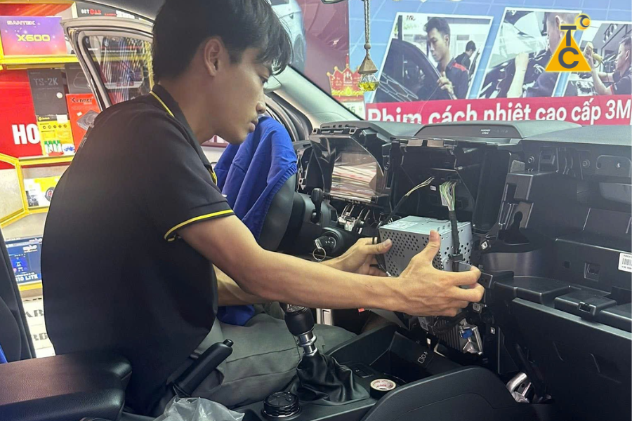 Thi công chuẩn chỉnh, tỉ mỉ, chuyên nghiệp ( Nguồn: Quang Lũy Auto )