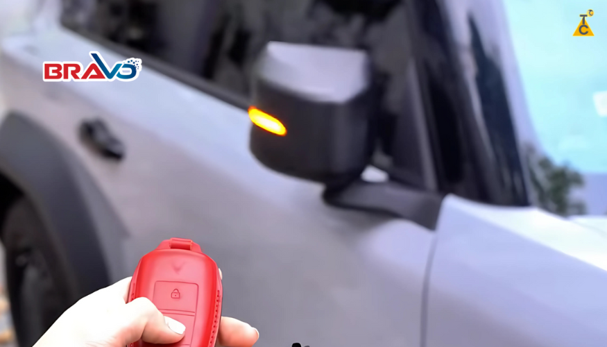 Gương xe VF3 dễ dàng gập/mở khi khóa xe hoặc mở xe