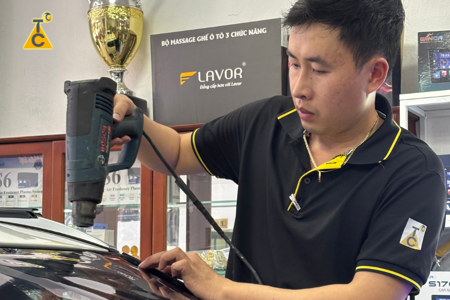 Sấy nhiệt giúp phim ôm sát mặt kính ( Nguồn ảnh: Thanh Bình Auto )