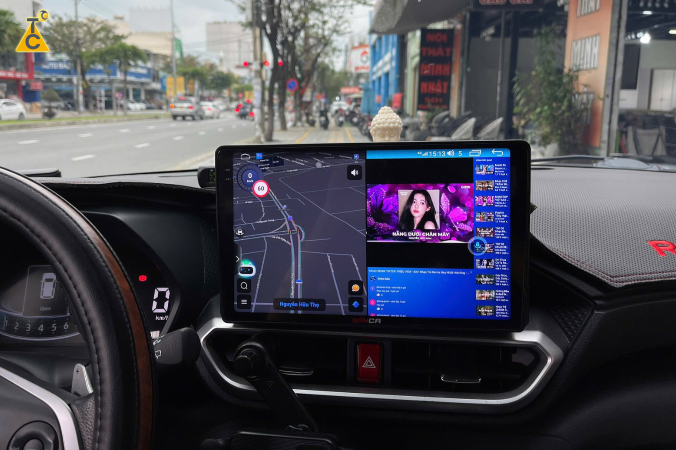 Kho ứng dụng giải trí phong phú như Youtube, Netflix, Zing MP3