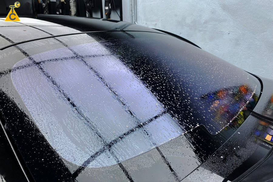 Hiệu ứng ảnh tím của Phim Cách Nhiệt 3M Crystalline khi gặp nước.