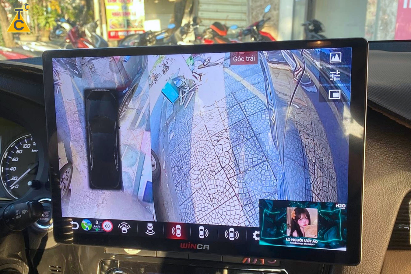 Màn hình Android cho Outlander hiển thị camera lùi góc rộng