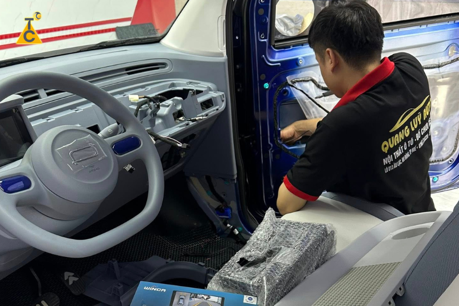 Kỹ thuật viên lắp Màn hình Android ô tô Wuling Mini EV chuyên nghiệp