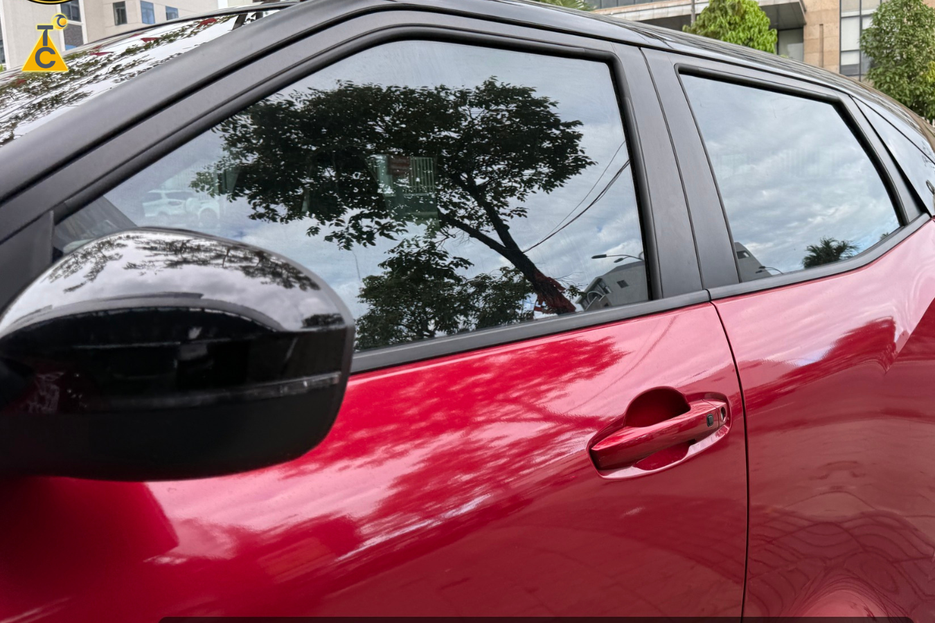 Kính sườn xe ô tô sau khi dán phim cách nhiệt 3M Crystalline nhìn từ bên ngoài