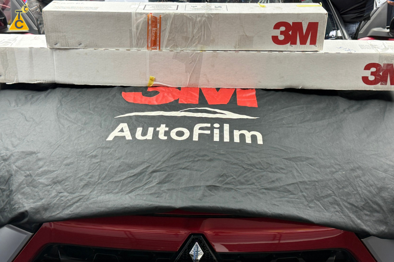 Hai hộp phim cách nhiệt 3M Crystalline đặt trên nắp capo xe Mitsubishi Xforce