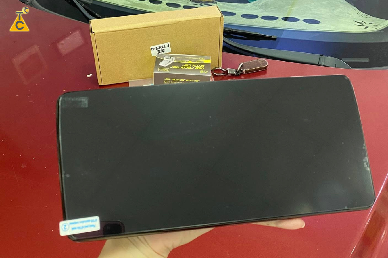 Màn hình Winca S300+ 10.25 inch trên tay kỹ thuật viên lắp đặt