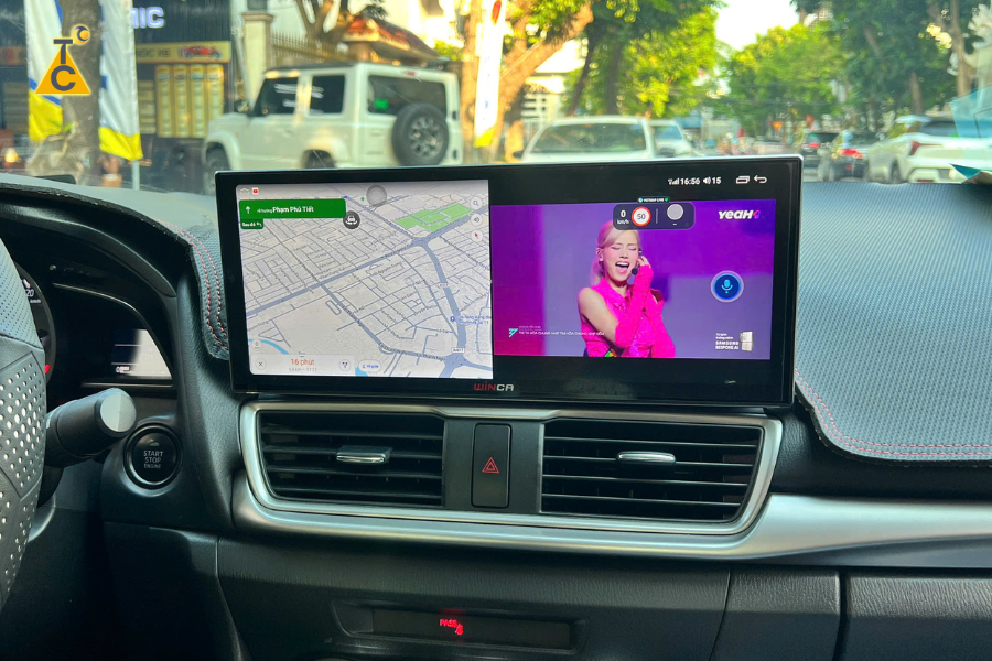 Màn hình Winca S300+ 12.3 Inch hiển thị chia đôi bản đồ và Youtube trên xe Mazda 3